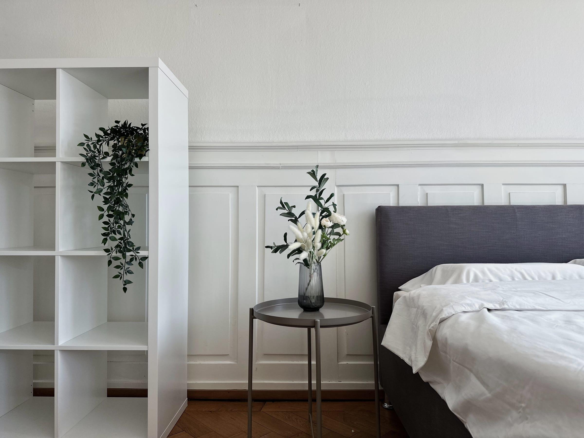 Furnished room with panelled walls, furnished living by A/NTERIM in Zurich